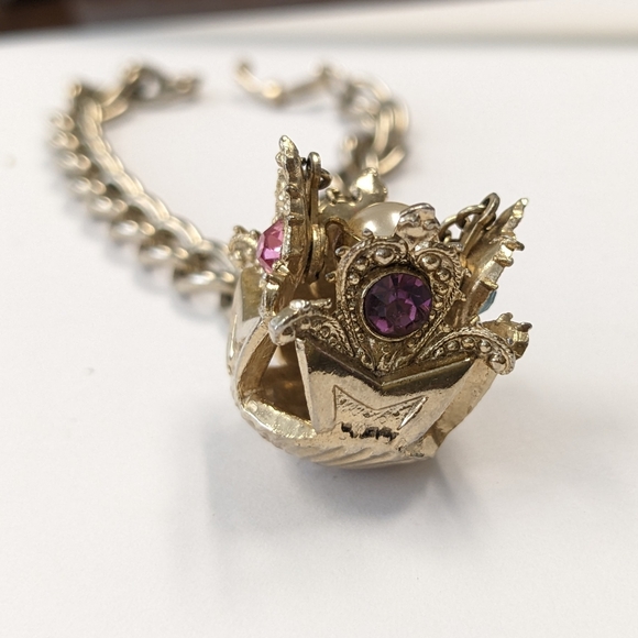 VTG SILVER TONE CROWN W/ RHINESTONES & FAUX PEARL DANGLE CHARM BRACELET - Picture 14 of 14